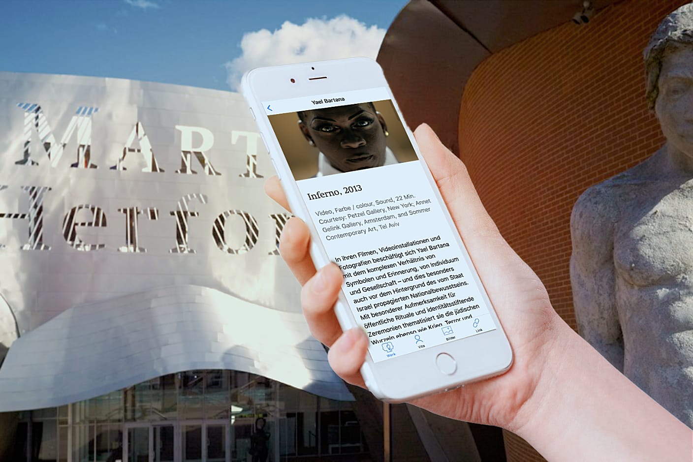 Martaeingangsbereich mit Museums-App in der Hand